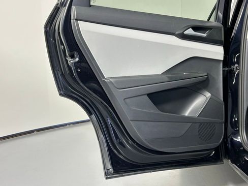 Used 2022 Volkswagen Taos SE w/ Panoramic Sunroof Package FWD image 14