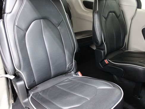 Used 2023 Chrysler Pacifica Limited FWD image 26