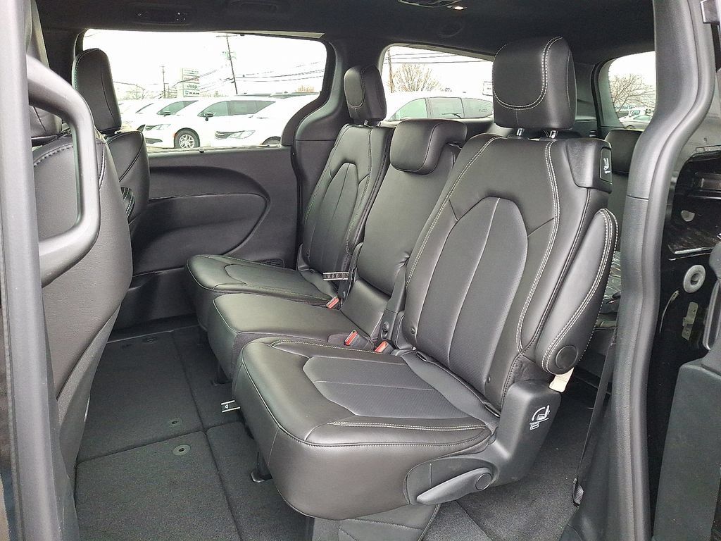 New 2026 Chrysler Pacifica Select FWD image 35