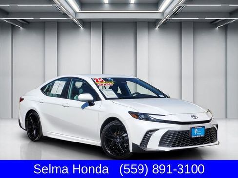 Used 2025 Toyota Camry SE image 1