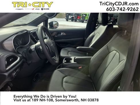 New 2026 Chrysler Pacifica Select image 9