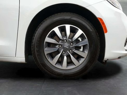 Used 2023 Chrysler Pacifica Touring-L FWD image 9