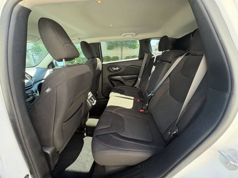 Used 2019 Jeep Cherokee Latitude w/ Popular Appearance Group AWD/4WD image 19