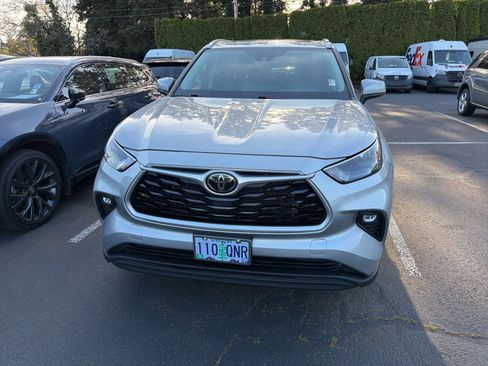 Used 2023 Toyota Highlander XLE AWD/4WD image 2