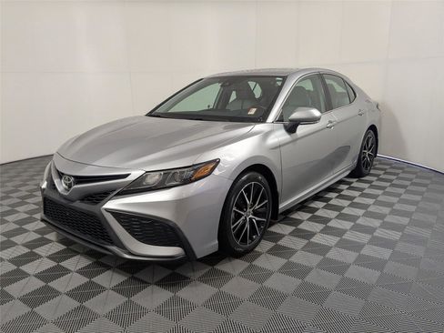 Certified 2022 Toyota Camry SE image 2