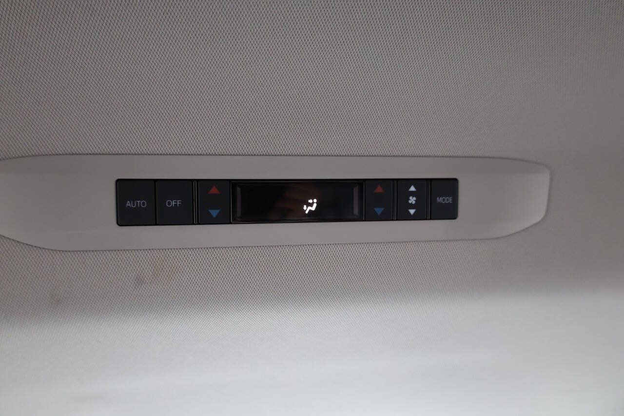 Used 2021 Toyota Sienna XLE FWD image 23