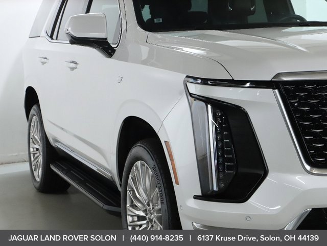 Used 2025 Cadillac Escalade Premium Luxury AWD/4WD image 12