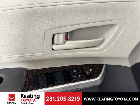 Used 2021 Toyota Sienna LE image 12