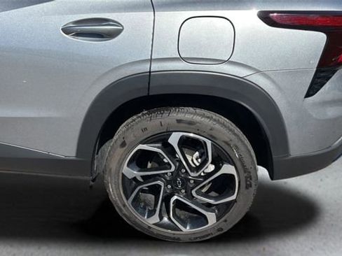Used 2024 Chevrolet Trax RS w/ Sunroof Package FWD image 29