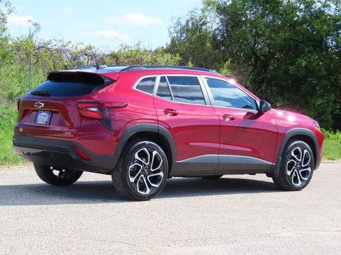 Used 2025 Chevrolet Trax RS w/ Sunroof Package FWD image 3