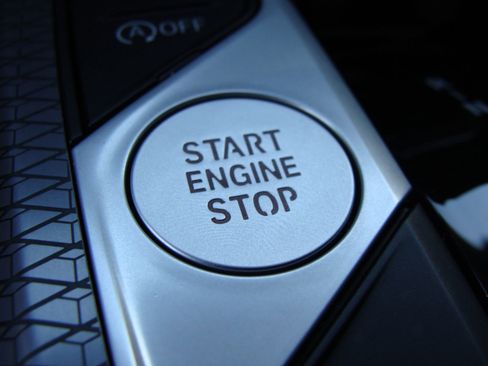 Used 2025 BMW 330i Sedan w/ M Sport Package image 25