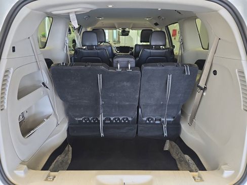 Used 2022 Chrysler Pacifica Touring-L FWD image 25