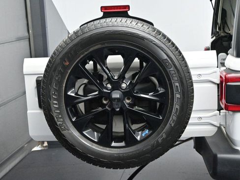 Used 2022 Jeep Wrangler Unlimited Sahara AWD/4WD image 34