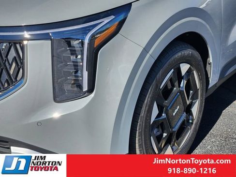 Used 2025 Kia Carnival EX image 10