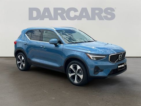 Certified 2025 Volvo XC40 B5 Plus AWD/4WD image 1