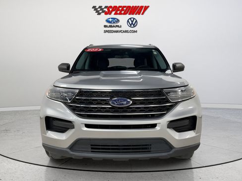 Used 2023 Ford Explorer XLT image 2