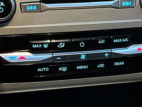 Used 2022 Ford Explorer XLT image 15