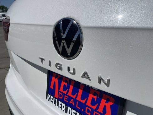 Used 2023 Volkswagen Tiguan SE w/ Panoramic Sunroof Package FWD image 32