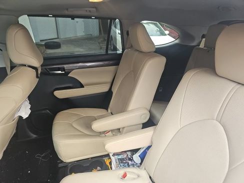 Used 2025 Toyota Highlander Limited FWD image 15