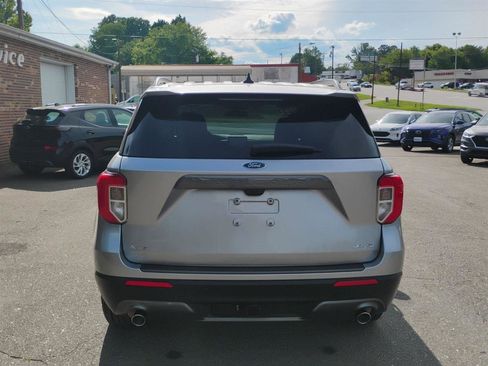Used 2022 Ford Explorer XLT w/ Equipment Group 202A AWD/4WD image 6