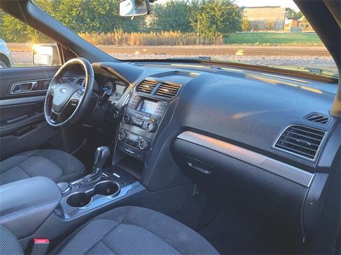 Used 2019 Ford Explorer XLT image 27