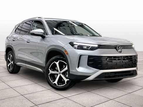 Used 2025 Volkswagen Tiguan SE w/ Panoramic Sunroof Package image 2