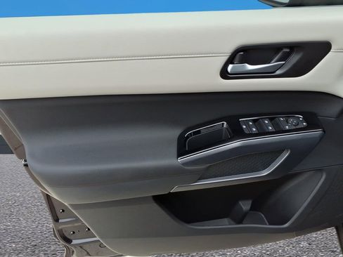 New 2026 Nissan Pathfinder SL image 15