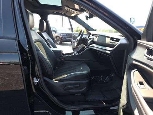 Used 2025 Jeep Grand Cherokee Altitude AWD/4WD image 34