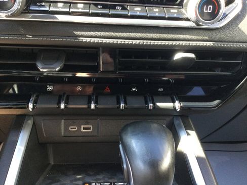 Used 2023 Chevrolet Colorado LT w/ LT Convenience Package III image 12