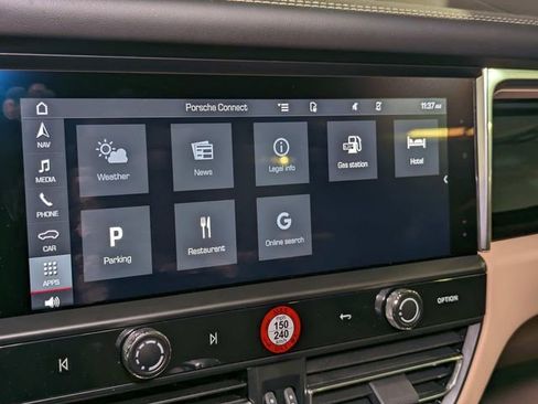 Certified 2025 Porsche Macan image 31