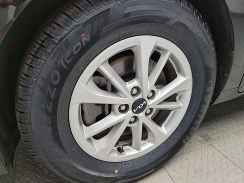 Used 2023 Kia Carnival LX FWD image 31