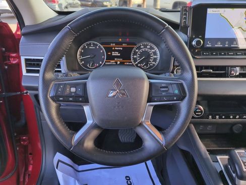 Used 2023 Mitsubishi Outlander SE image 11