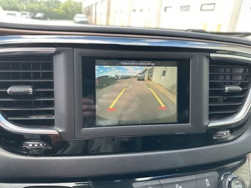 Used 2019 Chrysler Pacifica Touring-L FWD image 9
