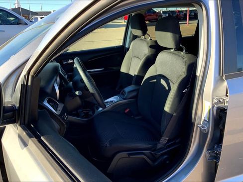 Used 2019 Dodge Journey SE w/ Blacktop Package FWD image 8