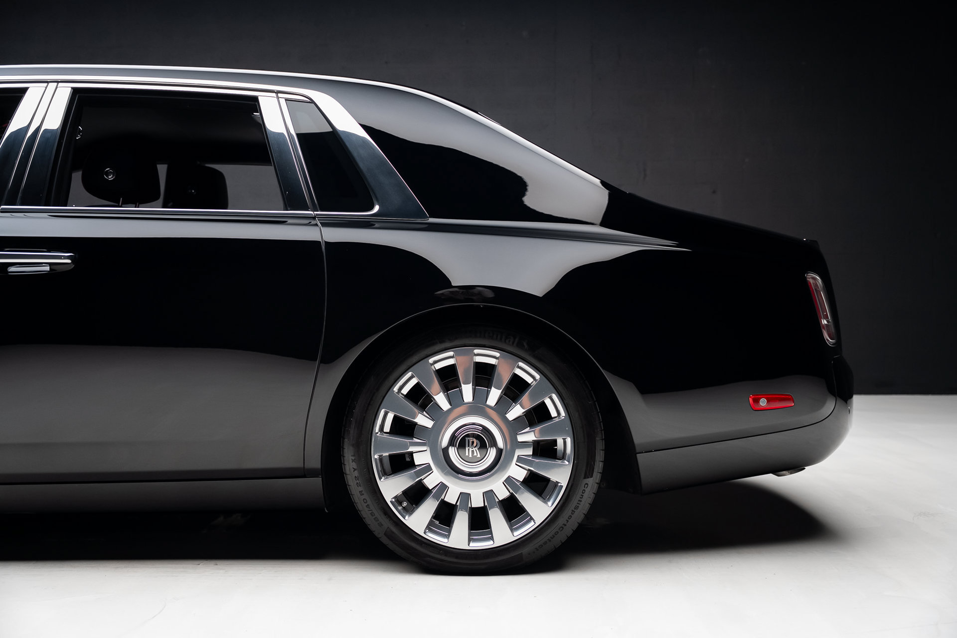 Used 2023 Rolls-Royce Phantom Sedan w/ The Phantom Package RWD image 21