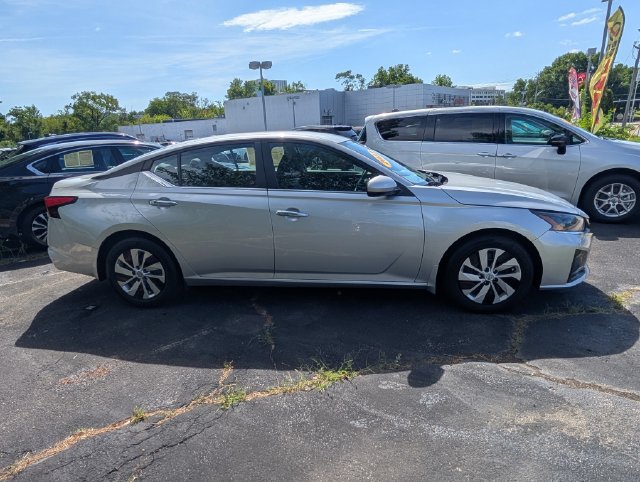 Used 2023 Nissan Altima 2.5 S FWD image 2