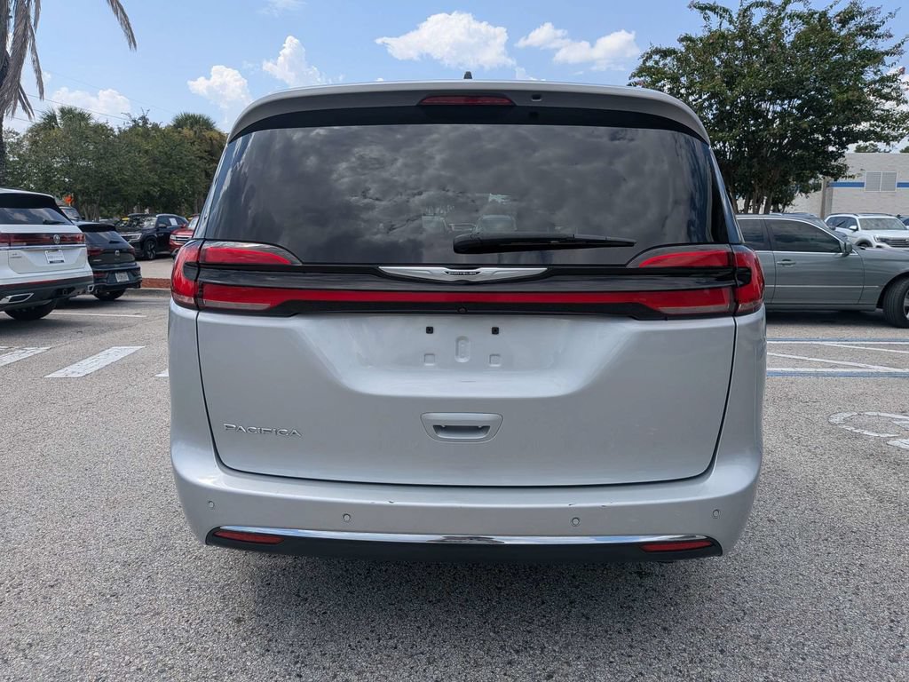 Used 2024 Chrysler Pacifica Touring-L FWD image 5