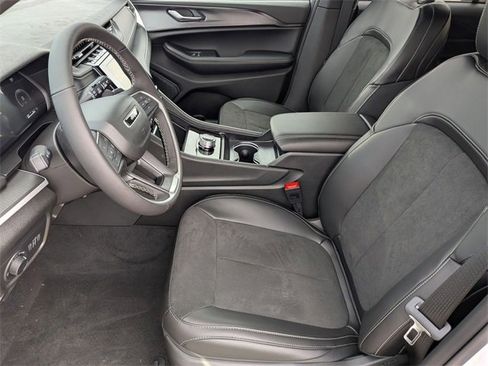 New 2025 Jeep Grand Cherokee Altitude image 12