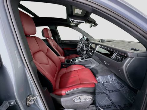 Used 2025 Porsche Macan image 31