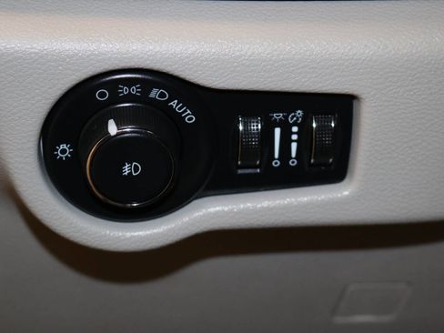 Used 2023 Chrysler Pacifica Touring-L image 59