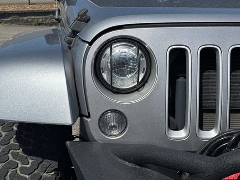 Used 2018 Jeep Wrangler Unlimited Sahara w/ Connectivity Group AWD/4WD image 11