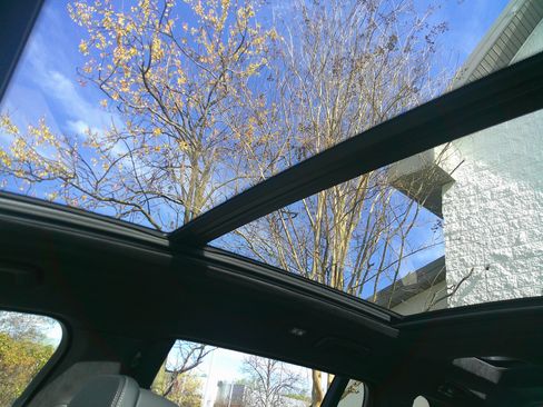 Used 2025 BMW X7 M60i w/ Climate Comfort Package image 28