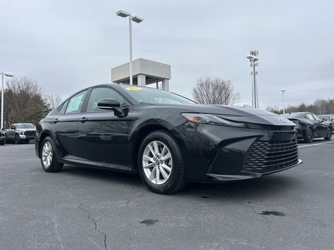 Used 2025 Toyota Camry LE image 3