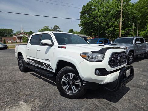 Used 2018 Toyota Tacoma TRD Sport w/ Technology Package AWD/4WD image 2