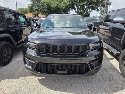 Used 2025 Jeep Grand Cherokee Altitude AWD/4WD image 2