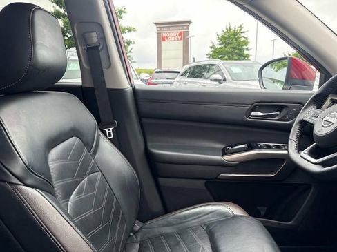 Used 2024 Nissan Pathfinder Platinum w/ Cargo Package FWD image 17