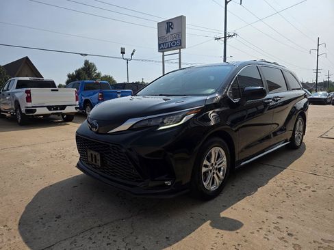 Used 2023 Toyota Sienna XSE w/ XSE Plus Package AWD/4WD image 3
