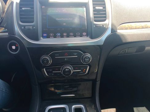 Used 2018 Chrysler 300 Limited RWD image 20