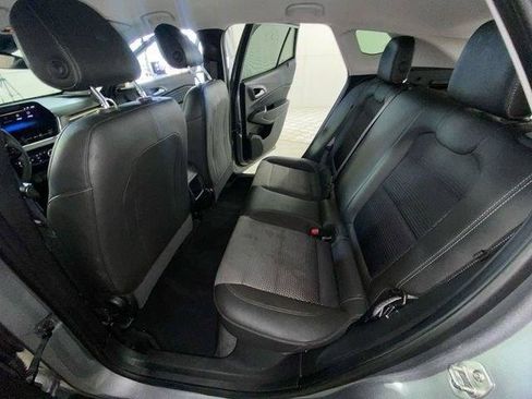 Used 2025 Chevrolet Trax LT FWD image 32