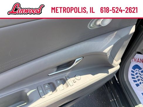 Used 2022 Hyundai Elantra SE FWD image 12